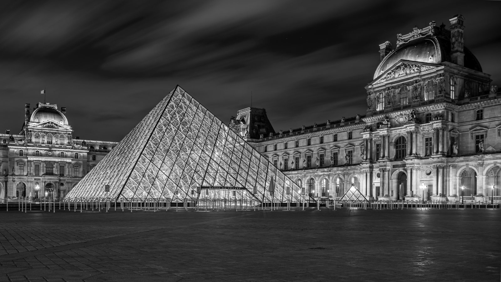 La pyramide du Louvre à Paris, de nuit