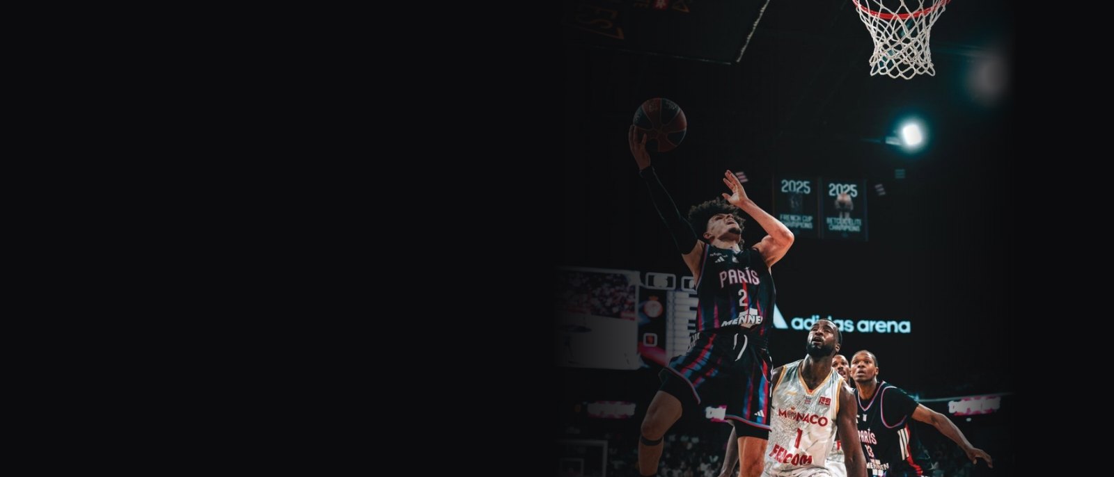 Deux affiches de Paris Basketball côte à côte dans le métro parisien